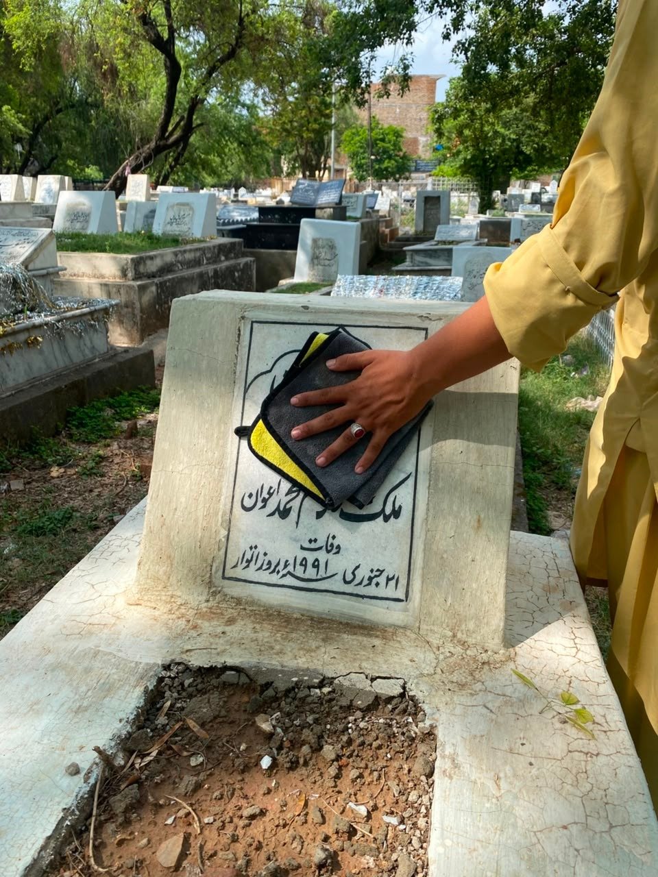 Maintained grave in Pakistan — Qabar Cares